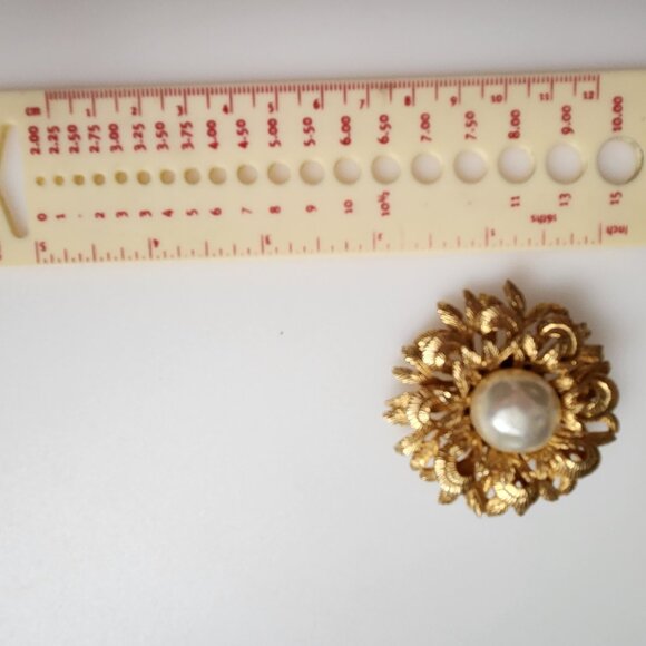 BENEDIKT NY SIGNED 1980-S VINTAGE DIMENTIONAL BROOCH DECORATED WITH FAUX PEARL. - Picture 7 of 8